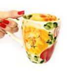 caneca em cerâmica com flores amarelas pintadas á mão