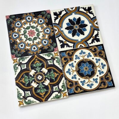 Azulejos tradicionais Portugueses com padrões artesanais em azul