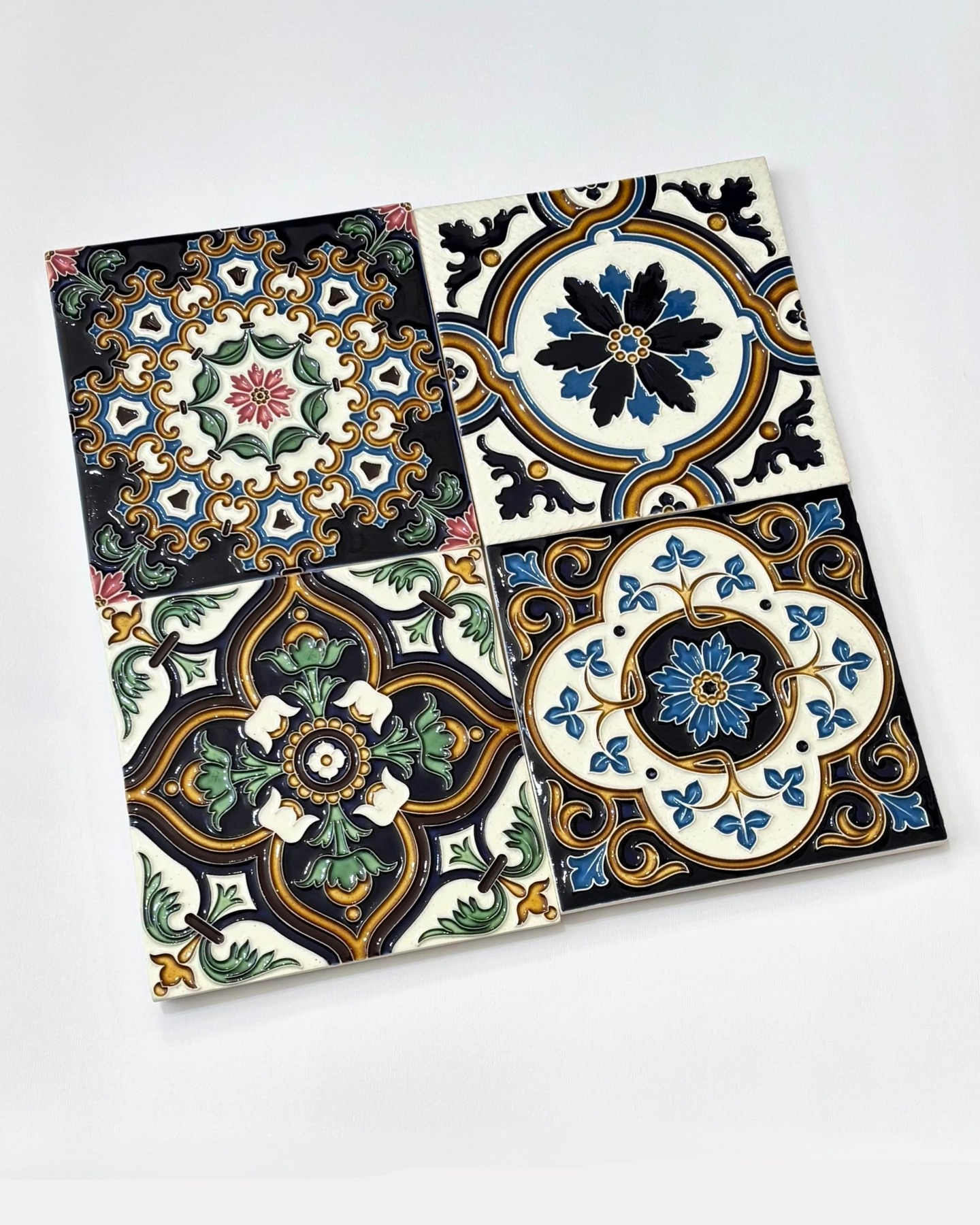 Azulejos tradicionais Portugueses com padrões artesanais em azul