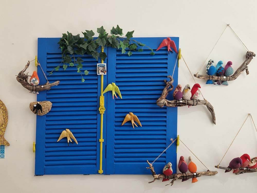 Portada Portuguesa em azul com andorinhas de artesanato de portugues penduradas