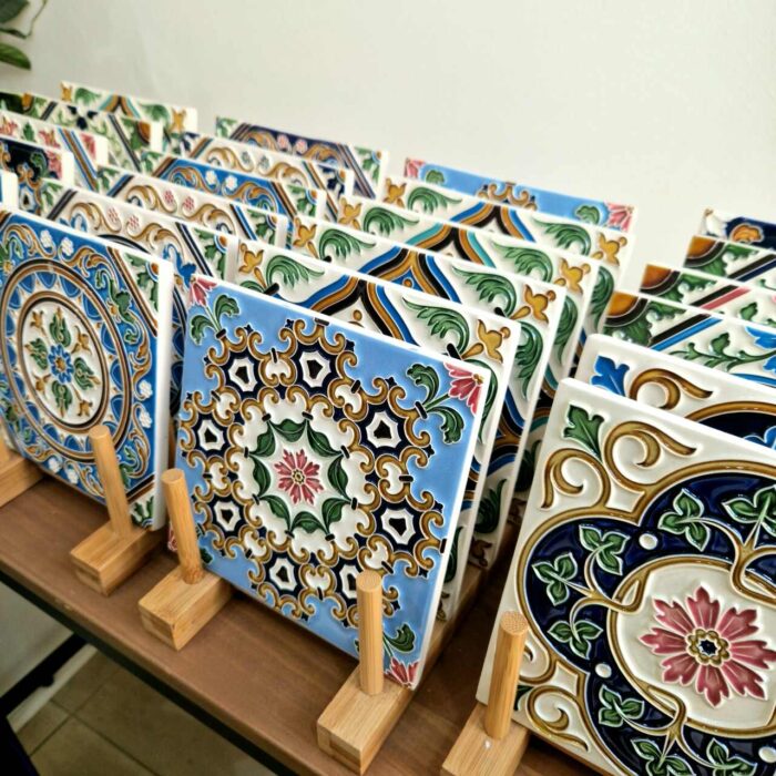 diversos azulejos portugueses alto relevo