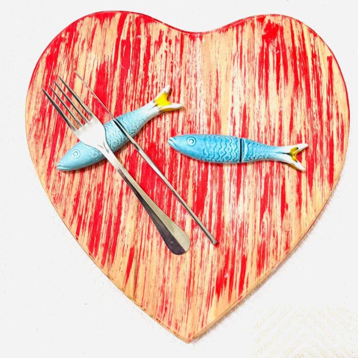 sardinha em ceramica azul pousa talher