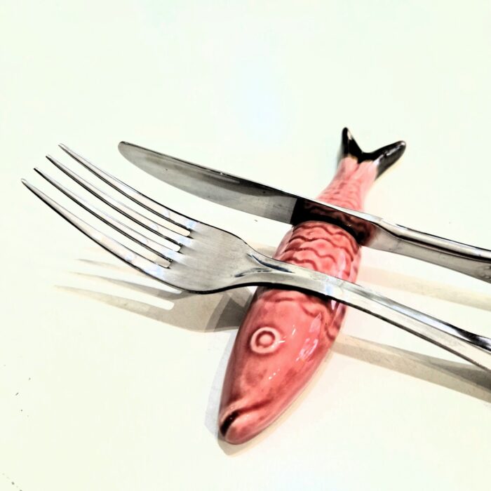 sardinha em ceramica rosa pousa talher