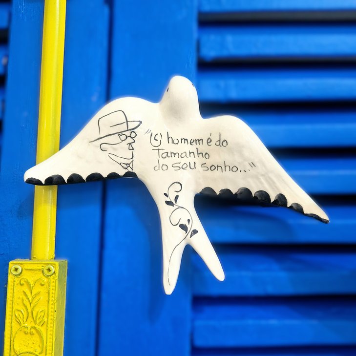 andorinha em ceramica frase fernando pessoa