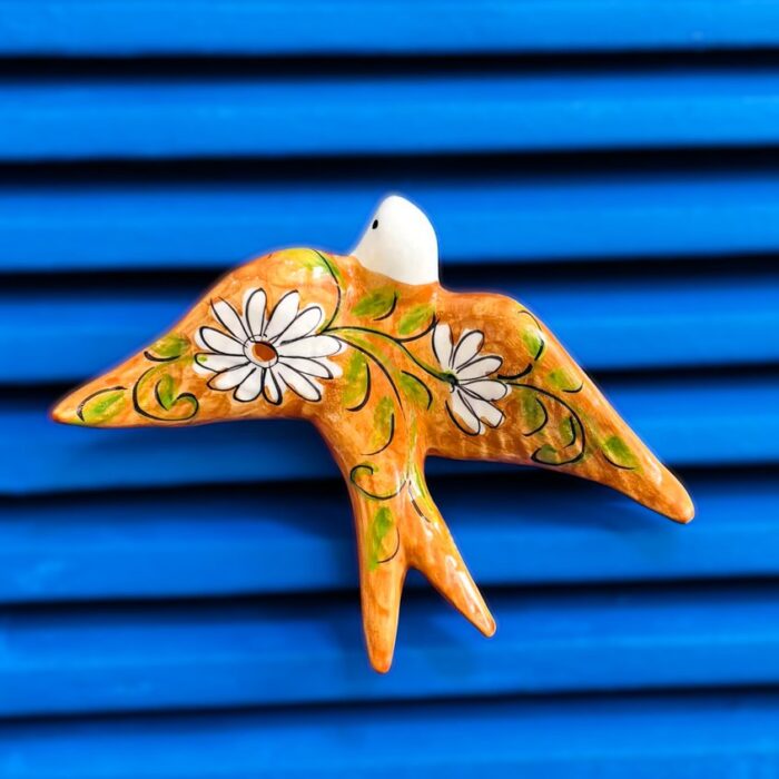 andorinha em ceramica padrão de flores