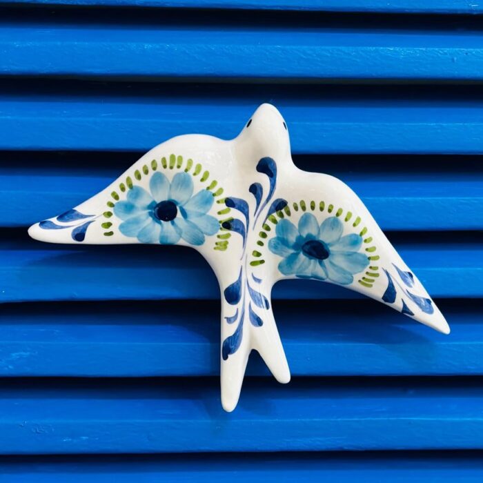 andorinha em ceramica padrão flor azul