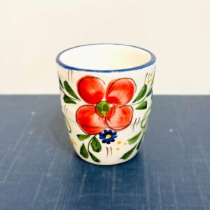 copo de Café com flor vermelha