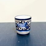 copo de licor com padrão de coimbra azul