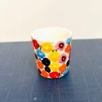 copo de licor com padrão de flores coloridas