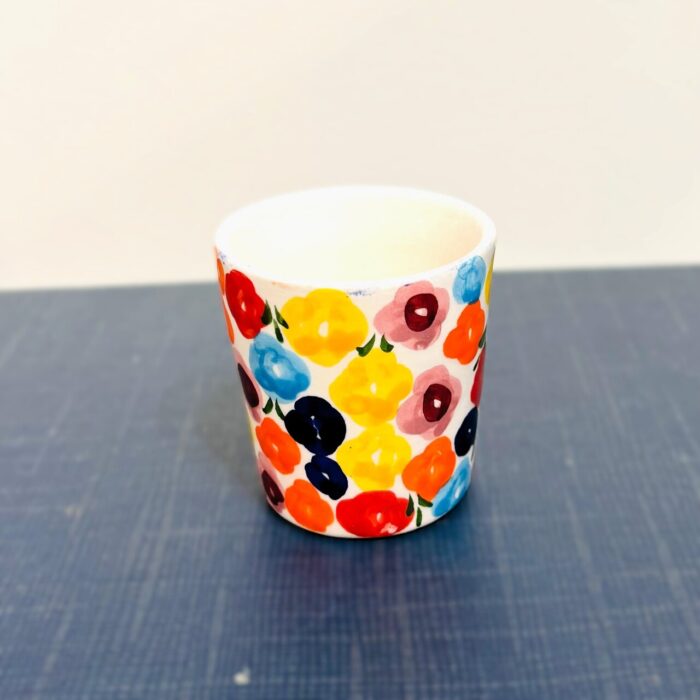 copo de licor com padrão de flores coloridas