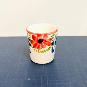 copo de licor com padrão de flores vermelhas