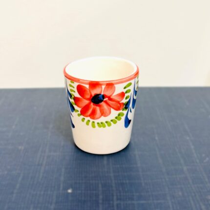 copo de licor com padrão de flores vermelhas