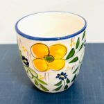 copo para chá com padrão flor amarela