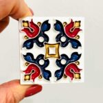 iman de azulejo portugues alto relevo padrão azul e vermelho