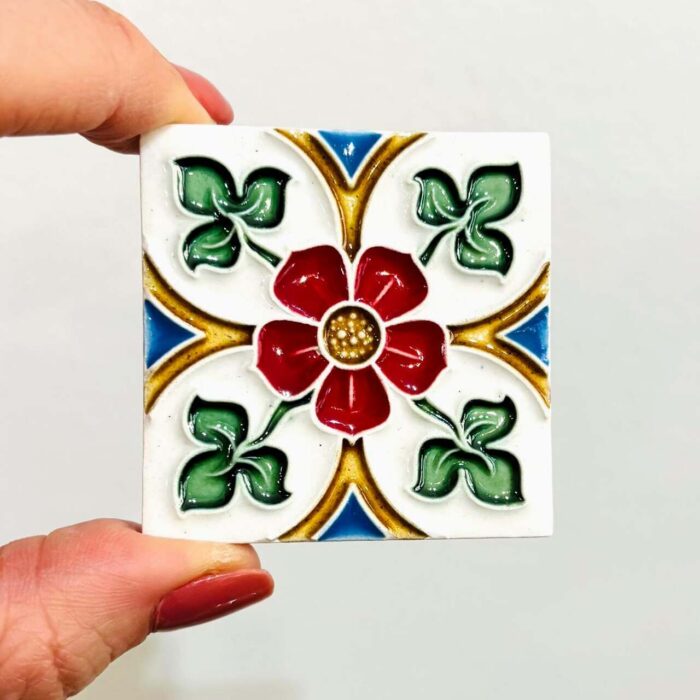 iman de azulejo portugues alto relevo padrão flor vermelha
