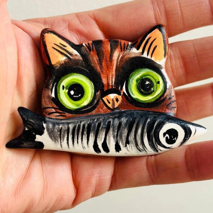 iman de gato castanho com sardinha
