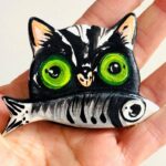 iman de gato preto com sardinha na boca pintado á mão