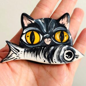 iman de gato preto e olhos laranja com sardinha na boca pintado á mão