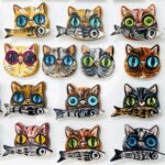 parede com imanes de gatos em varias cores pintado á mão