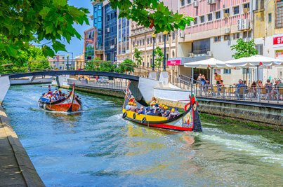 ria de aveiro com barcos moliceiros