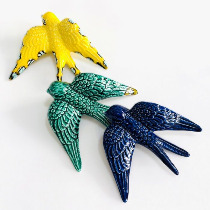 3 andorinhas em cerâmica as cores azul escuro, verde e amarelo