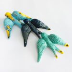 3 andorinhas em cerâmica as cores azul verde e amarelo