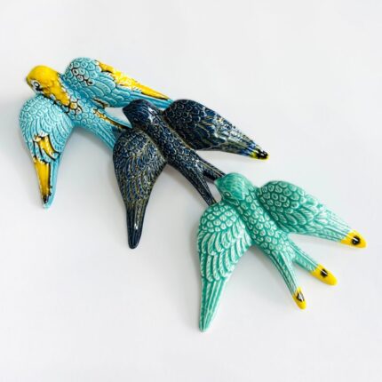 3 andorinhas em cerâmica as cores azul verde e amarelo