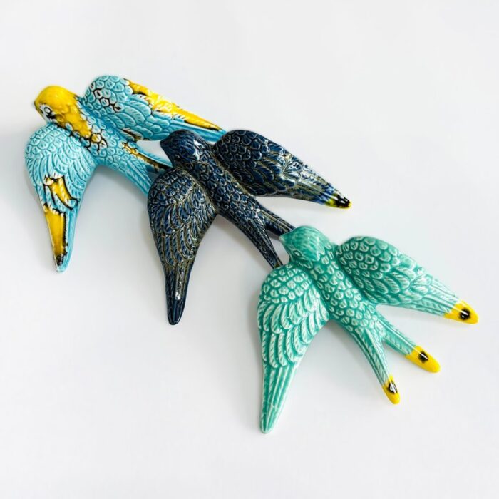 3 andorinhas em cerâmica as cores azul verde e amarelo