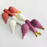 3 andorinhas em cerâmica as cores branca rosa e roxa