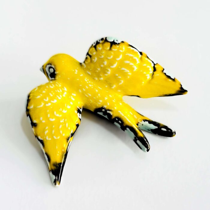 andorinha em cerâmica na cor aamarela