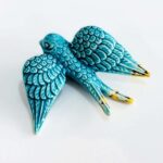 andorinha em cerâmica na cor azul claro