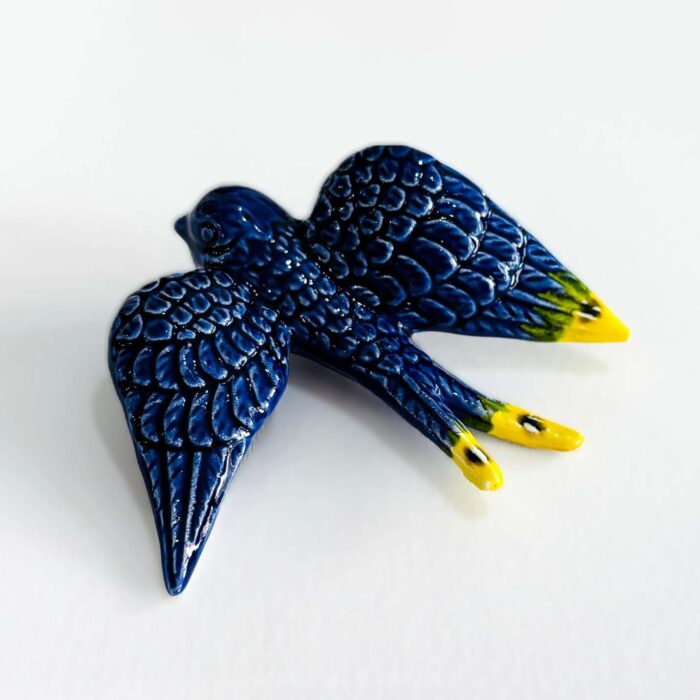 andorinha em cerâmica na cor azul escuro