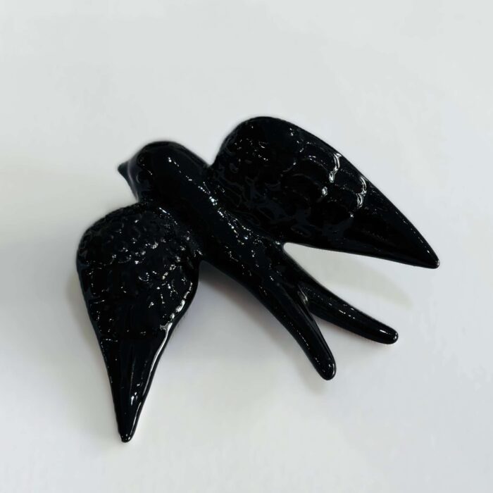 andorinha em cerâmica na cor preta