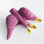 andorinha em cerâmica na cor roxa