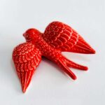 andorinha em cerâmica na cor vermelha