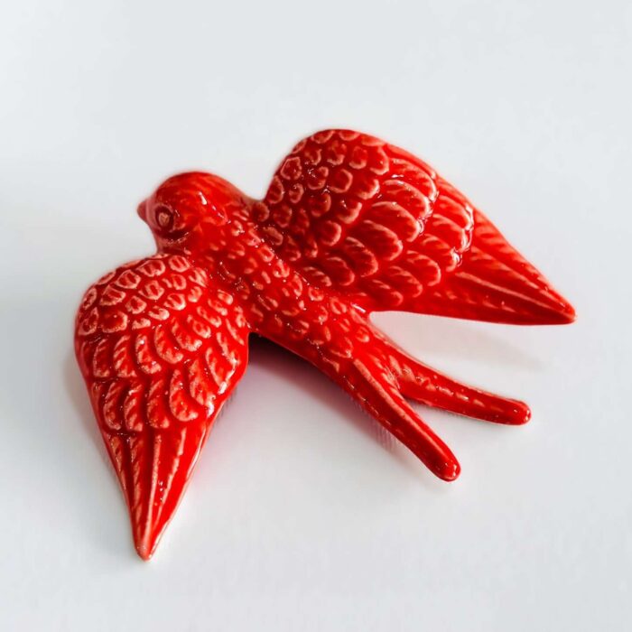 andorinha em cerâmica na cor vermelha