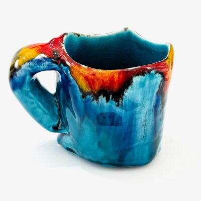 caneca com formato irregular em ceramica na cor azul pintada á mão