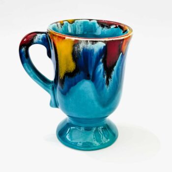 caneca com pè em ceramica na cor azul pintada á mão