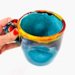 caneca vista de cima em ceramica na cor azul pintada á mão