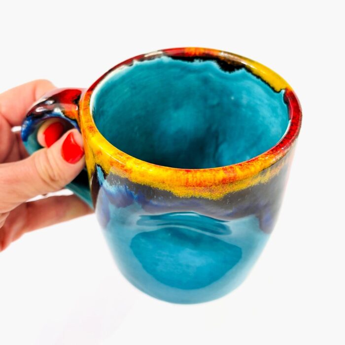 caneca vista de cima em ceramica na cor azul pintada á mão