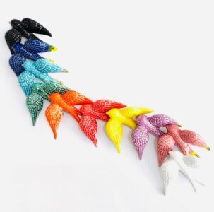 conjunto de andorinhas em cerâmica as cores branca rosa roxa amarela preta azul