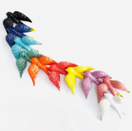 conjunto de andorinhas em cerâmica as cores branca rosa roxa amarela preta azul
