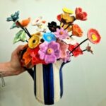 jarro com riscas azuis com flores de cerâmica