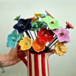 jarro com riscas vermelhas com flores de cerâmica