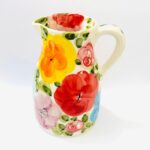 jarro em ceramica com padrão de flores pintado á mão