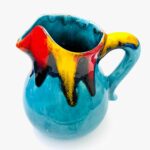 jarro em ceramica na cor azul claro com vermelho e amarelo pintado á mão