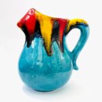 jarro em ceramica na cor azul claro pintado á mão
