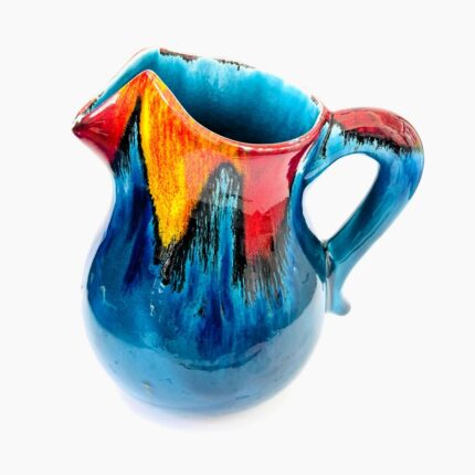 jarro em ceramica na cor azul com vermelho e amarelo pintado á mão