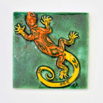 azulejo lagarto na cor laranja com fundo verde em alto relevo