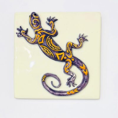 azulejo lagarto na cor roxa com fundo branco em alto relevo